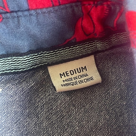 Vissla Shirt Mens Medium Blue Red Button Up Fish Print Short Sleeve Surf - Picture 7 of 14